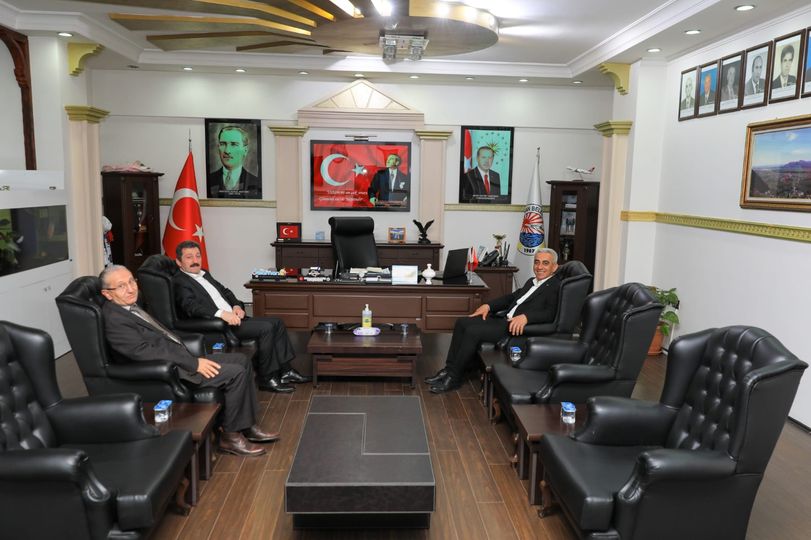Valimiz Orhan Tavlı Muğla Vakfı Genel Müdürü Tayyar Şaşmaz ile birlikte Dalaman Belediye Başkanı Muhammet Karakuş'u ziyaret etti