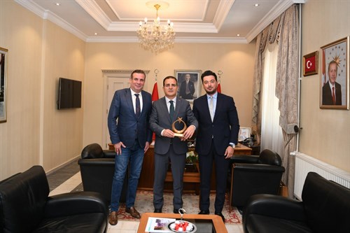Anex Tour Genel Müdür Yardımcısı Tayfun Serbez ve Ege Bölge Müdürü Mustafa Özden Valimiz İdris Akbıyık'ı ziyaret etti.