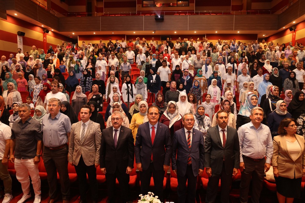 Valimiz Sayın Dr. İdris Akbıyık Hacı Bekir Çığlı Kız Kur'an Kursu'ndan mezun olan 29 öğrenci için düzenlenen Hafızlık İcazet Merasimine katıldı