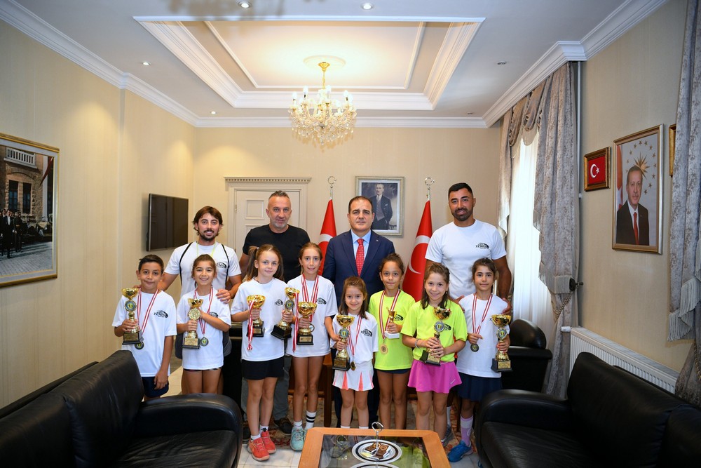 Şampiyon Tenisçiler Valimiz Sayın Dr. İdris Akbıyık'ı ziyaret etti