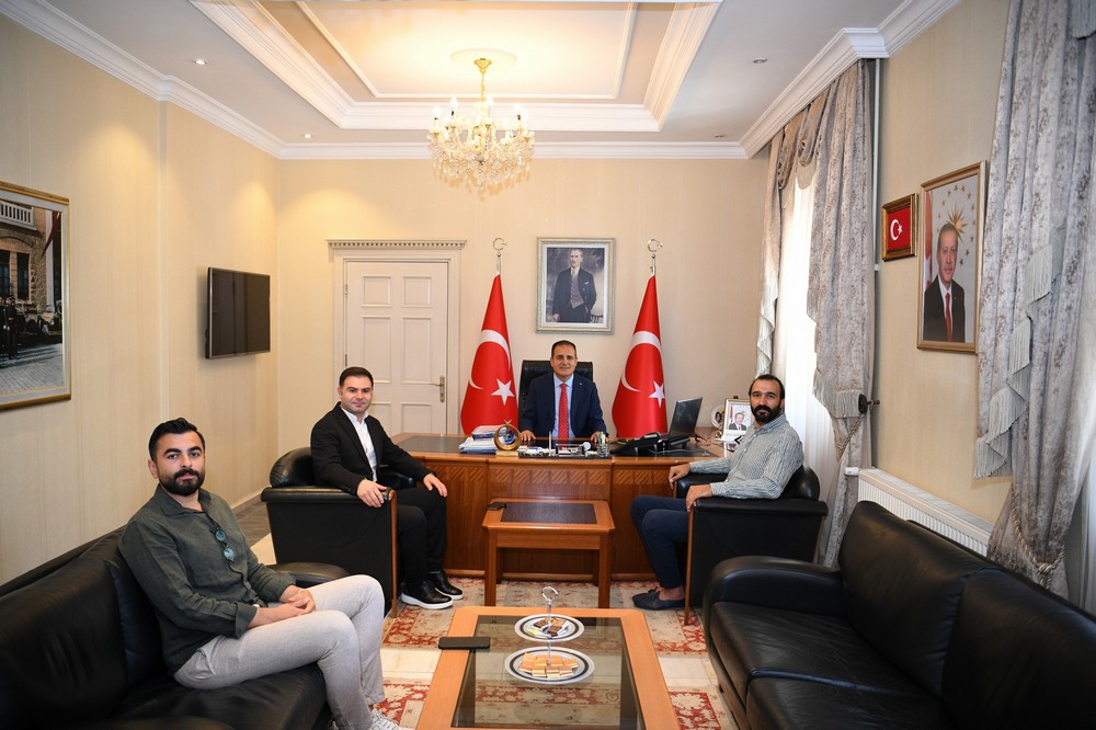 Adıyaman Gölbaşı Belediye Başkan Yardımcısı Ünal Bayram Valimiz Sayın Dr. İdris Akbıyık'ı ziyaret etti