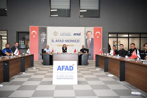 Valimiz Sayın Dr. İdris Akbıyık, İl AFAD Merkezi’nde Orman Yangınlarını Söndürme Çalışmaları Hakkında Bilgi Aldı