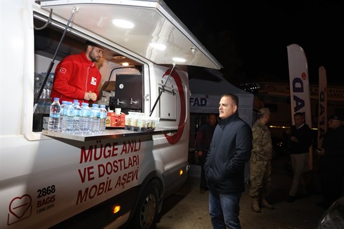 Valimiz Sayın Dr. İdris Akbıyık, Ormanın Kahramanlarına ve Vatandaşlarımıza 24 saat Kesintisiz İkram Hizmeti Veren Mobil Aşevini Ziyaret etti