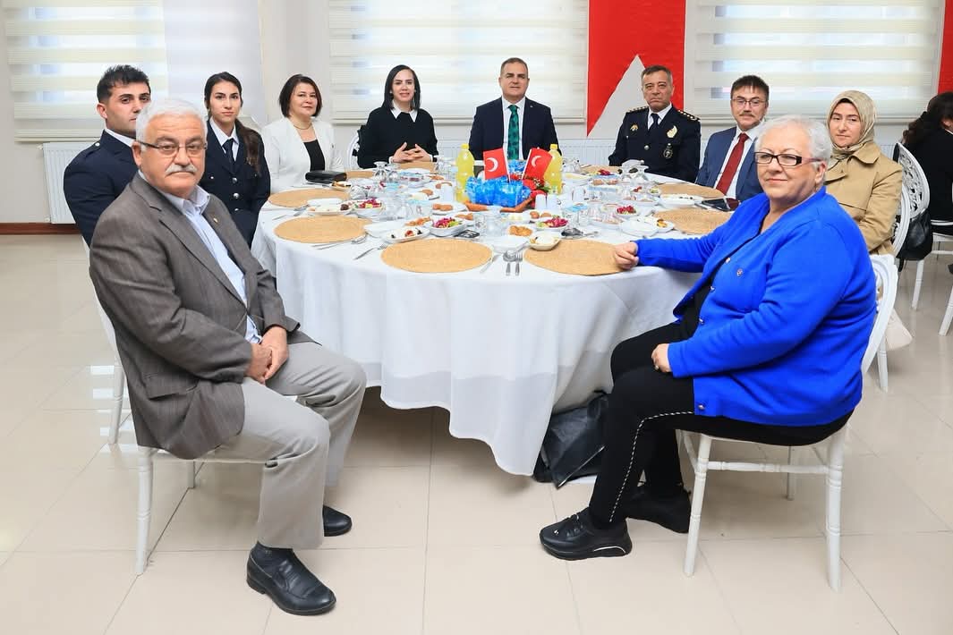 Valimiz Sayın Dr. İdris Akbıyık Polis Haftası Etkinlikleri Kapsamında Aziz Şehitlerimizin Aileleri ve Emniyet Müdürlüğü Personeliyle Bir Araya Geldi