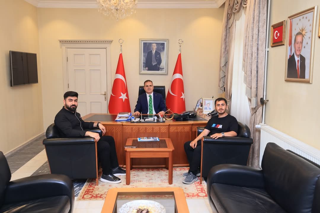 Havadis Medya Grubu Görsel Koordinatörü Serhan Yazlık ve MSKÜ Öğrencisi Azat Karademir, Valimiz Sayın Dr. İdris Akbıyık'ı Ziyaret Etti