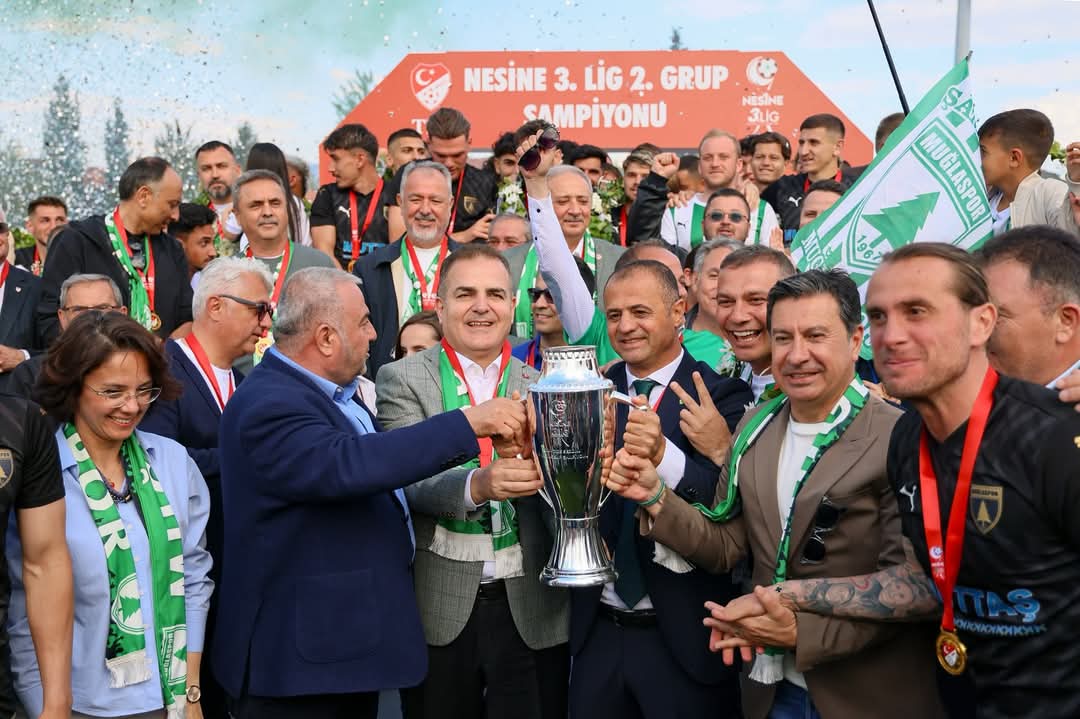 Valimiz Sayın Dr. İdris Akbıyık, TFF 3. Lig 2. Grupta Sezonu Şampiyon Olarak Tamamlayan Muğlaspor’un Kupa Törenine Katıldı