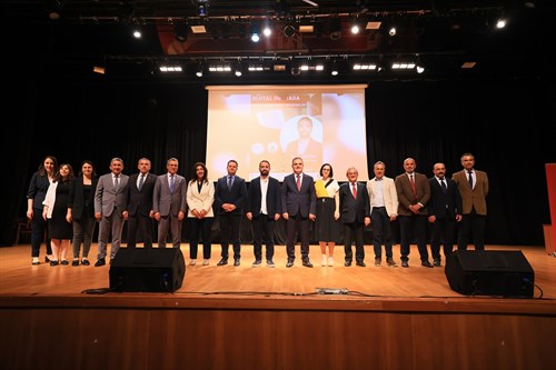Valimiz Sayın Dr. İdris Akbıyık ve Eşi Sevim Akbıyık Hanımefendi, “Dijital Dünyada Mutlu Çocuk Nasıl Yetiştirilir?” Konulu Seminere Katıldı