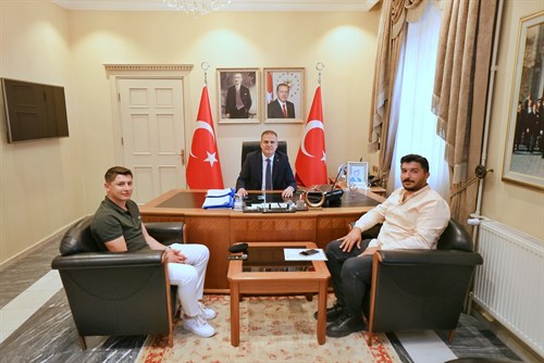  Elektrik Mühendisi Furkan Mantı ve İş İnsanı Cenk Kulaç, Valimiz Sayın İdris Akbıyık’ı Ziyaret Etti