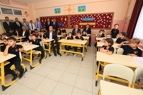 Valimiz Sayın Dr. İdris Akbıyık Öğrencilerin Karne Sevincine Ortak Oldu