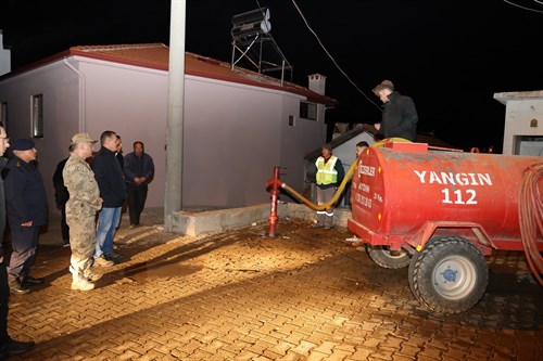 Valimiz Sayın Dr. İdris Akbıyık Devam Eden Orman Yangınına Müdahale Eden Ekiplere Tankerle Su Taşıyan Vatandaşlarımıza Teşekkür Etti